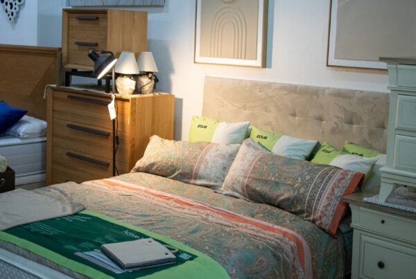 cama con 6 almohadas y muebles - muebles san simón