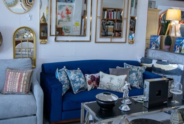 sillón azul con una esa plateada - muebles san simón