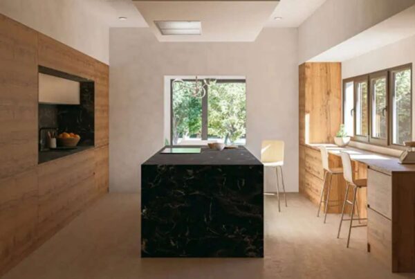 Cocinas modernas con isla central, muebles funcionales, almacenamiento práctico y diseño elegante para crear espacios eficientes y actuales.