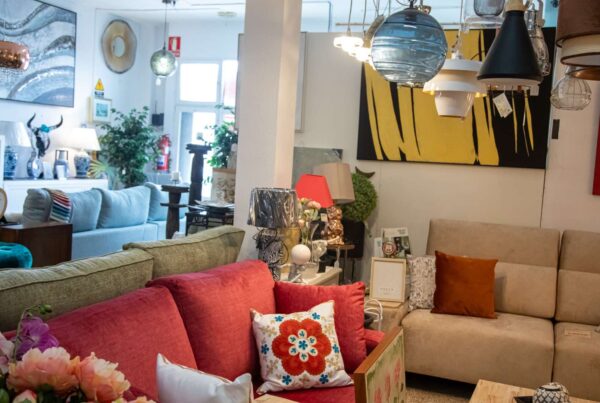 Decoración textil en hogar moderno con cojines, alfombras y cortinas elegantes para transformar espacios con estilo y personalidad.