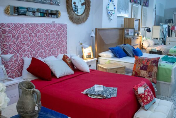 Dormitorios acogedores con cama elegante, textiles confortables, iluminación cálida y muebles funcionales para crear espacios de descanso.