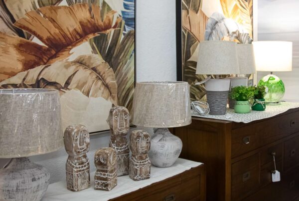 Iluminación decoración en hogar moderno con lámparas elegantes, muebles sofisticados y detalles decorativos para transformar cualquier estancia.