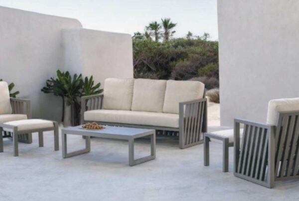 Muebles exterior en terraza moderna con sofás cómodos, mesa funcional y diseño elegante para disfrutar jardines o espacios al aire libre.