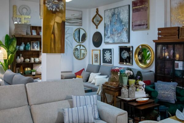 Renovar hogar con salón moderno, muebles funcionales, iluminación elegante y decoración actual para transformar espacios sin grandes reformas.