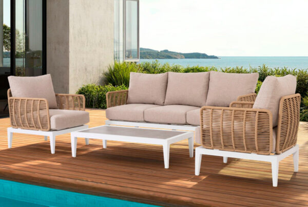 Novedades GDECO con conjunto de muebles de exterior modernos, sofá y sillones elegantes para terraza junto a piscina con diseño sofisticado y funcional